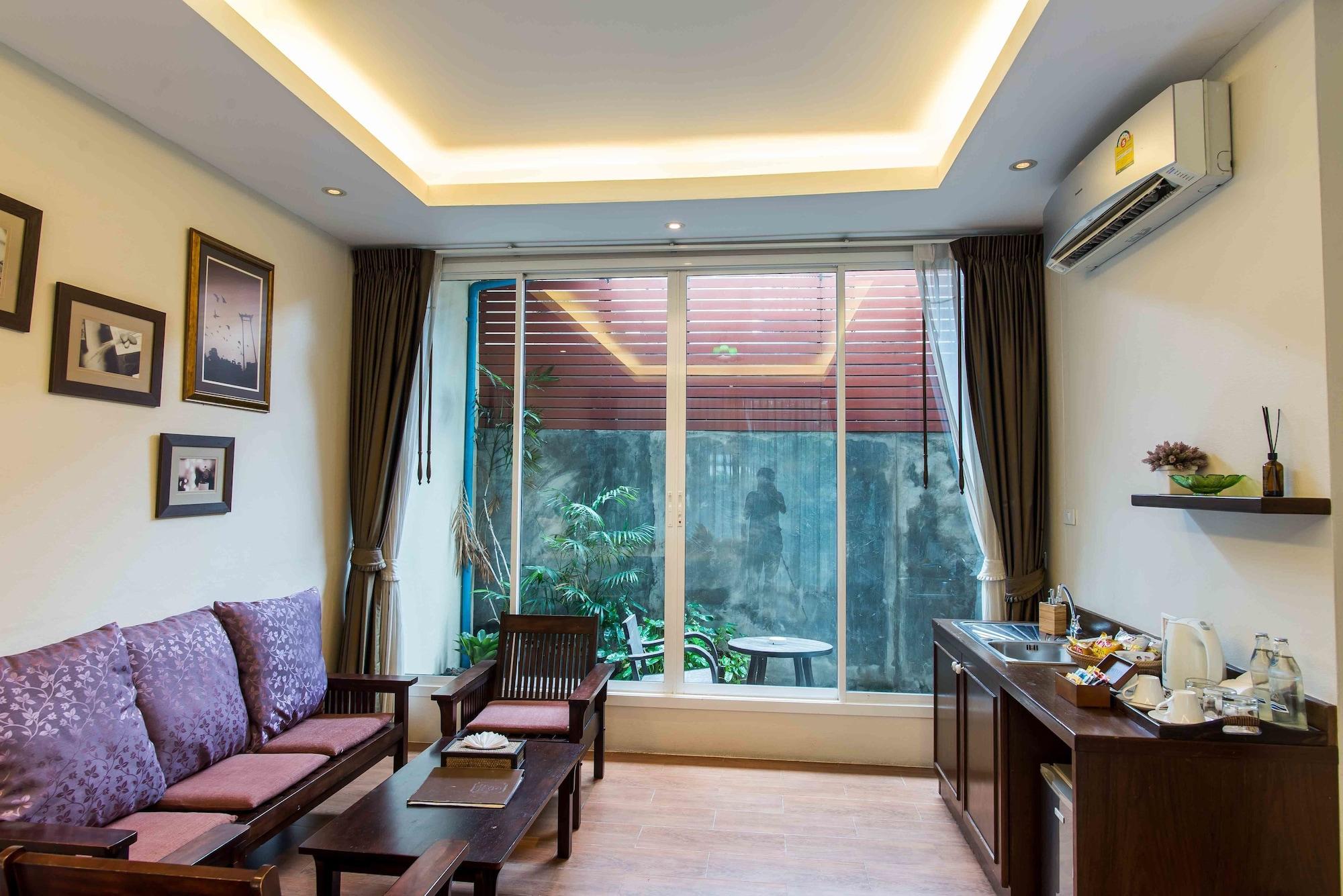 Feung Nakorn Balcony Rooms And Cafe Bangkok Luaran gambar