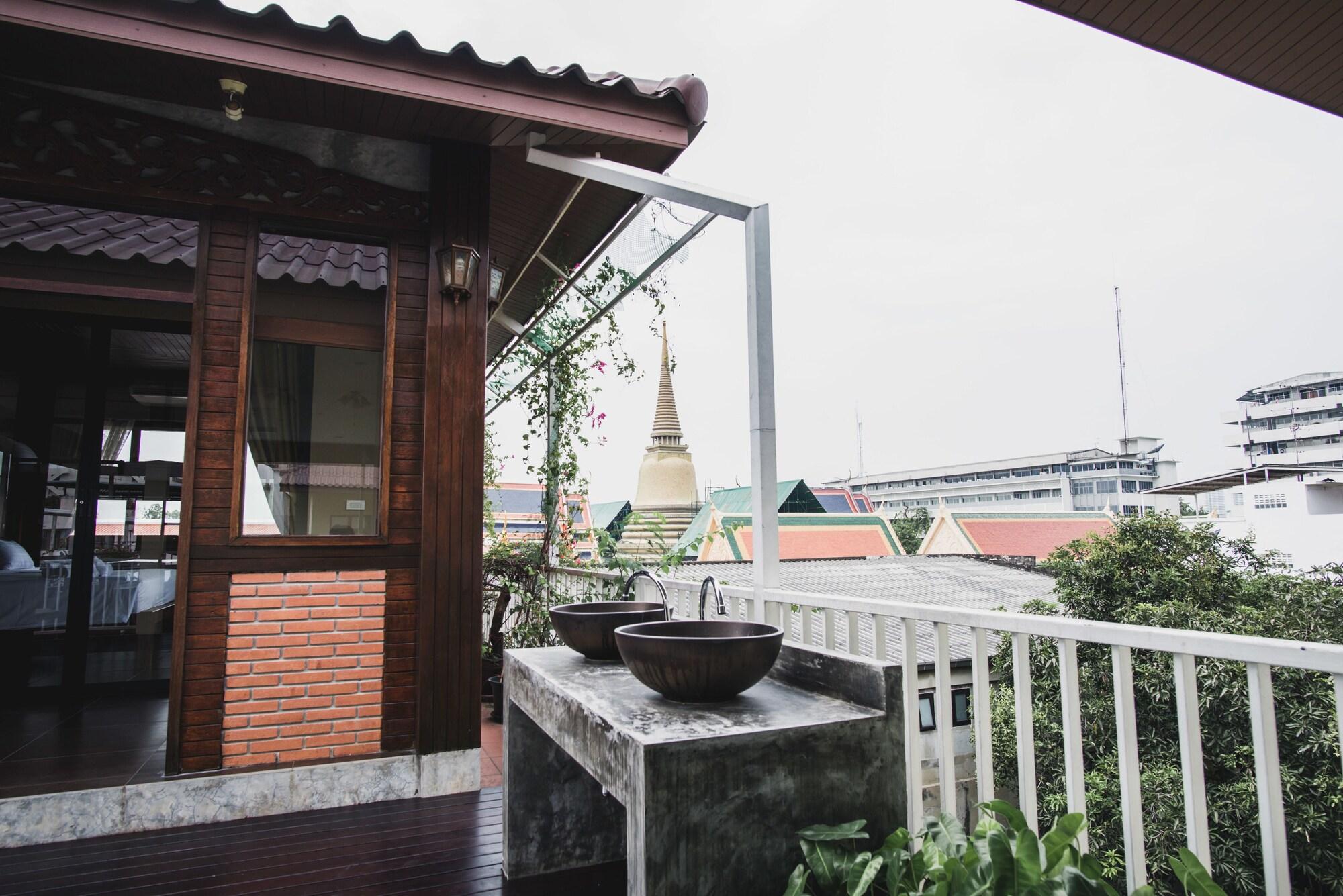 Feung Nakorn Balcony Rooms And Cafe Bangkok Luaran gambar